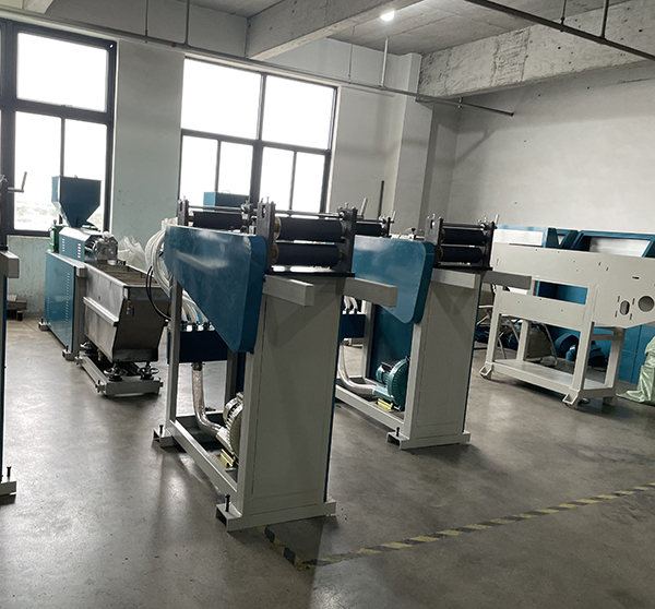 拉鏈擠出機車間